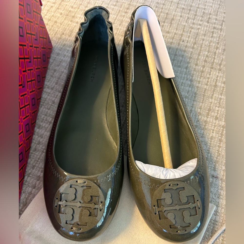 NWB Tory Burch Minnie Travel Ballet Patent Leather Ballet Flats Moss Size 7.5